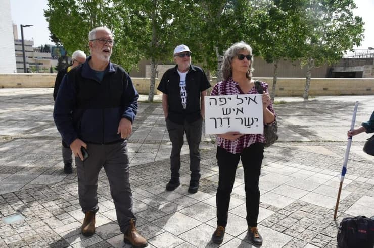 חבריו של יפה שהגיעו לתמוך בו, מחוץ לבית המשפט (צילום: אביהו שפירא) הפגנת תמיכה באייל יפה מחוץ לדיון הארכת מעצרו בבית משפט השלום בנצרת