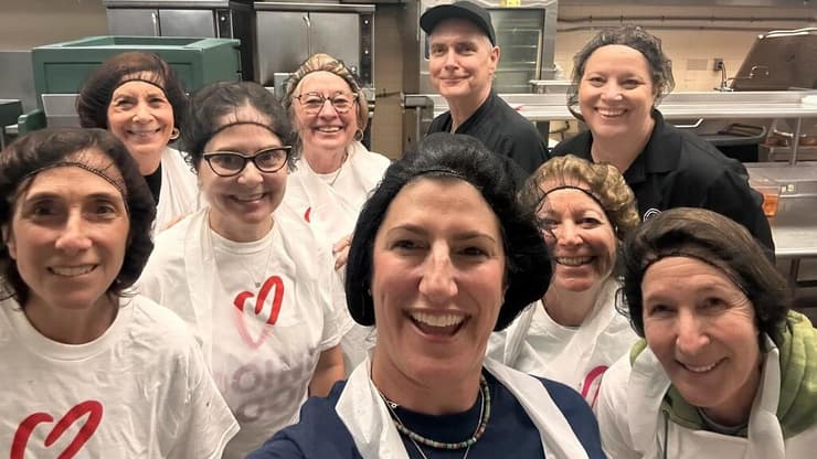 ארצות הברית- פאלם ביץ' פלורידה - מכינים אוכל למבוגרים בבית אבות