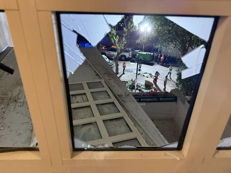 זכוכית שהתנפצה באשקלון (צילום: רוני גרין שאולוב) דלת של מרפסת נפלה מקומה עליונה, בשכונה בה נפל הרסיס באשקלון