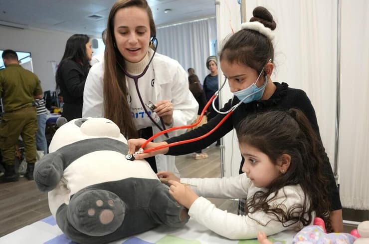 רוני ואודל פרץ בודקות את ג'וני ב"בית החולים לבובות" בצפת 