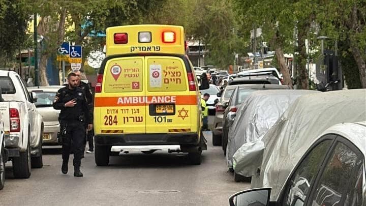 זירת הרצח בנתניה ( צילום: תיעוד מבצעי מד"א) צעיר כבן 25 נרצח בנתניה