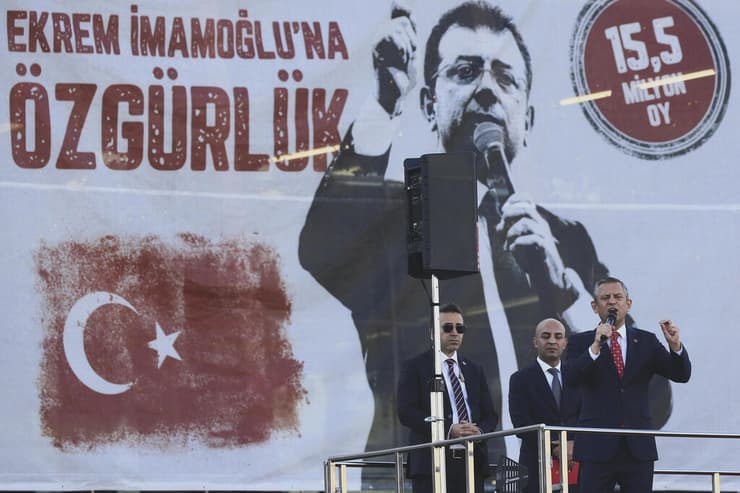 אוזגור אוזל יו"ר מפלגת האופוזיציה CHP ב טורקיה