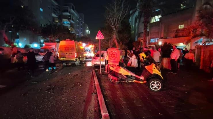 הזירה באשקלון (צילום: תיעוד מבצעי מד"א) נפילת רסיסים באשקלון