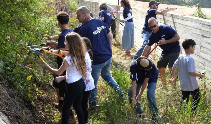 "איפה שהמדינה נעלמת, אנחנו נמצאים". מתנדבי התנועה בפעולה (צילום: אפי שריר) "איפה שהמדינה נעלמת, אנחנו נמצאים". מתנדבי התנועה בפעולה