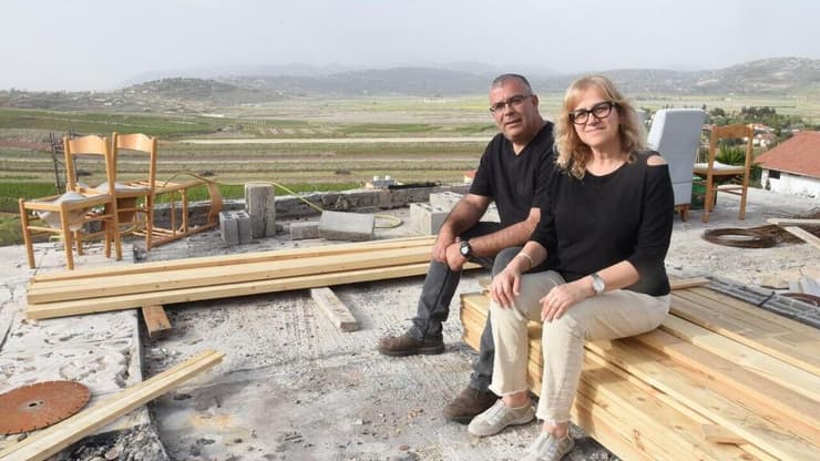 מירב ואבי נדיב. "חיים רגל פה, רגל שם" (צילום: אביהו שפירא) מירב ואבי נדיב ממטולה