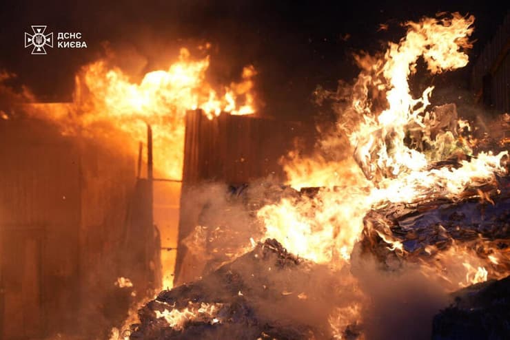 שריפה בקייב בעקבות הירי הרוסי הלילה (צילום: Handout / STATE EMERGENCY SERVICE OF UKRAINE / AFP) נזק ב קייב אוקראינה בעקבות פגיעת טיל רוסי