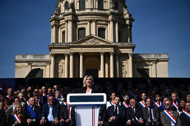 צילום: JULIEN DE ROSA / AFP מרין לה פן עצרת אחרי פסילתה מהמרוץ לנשיאות פריז צרפת