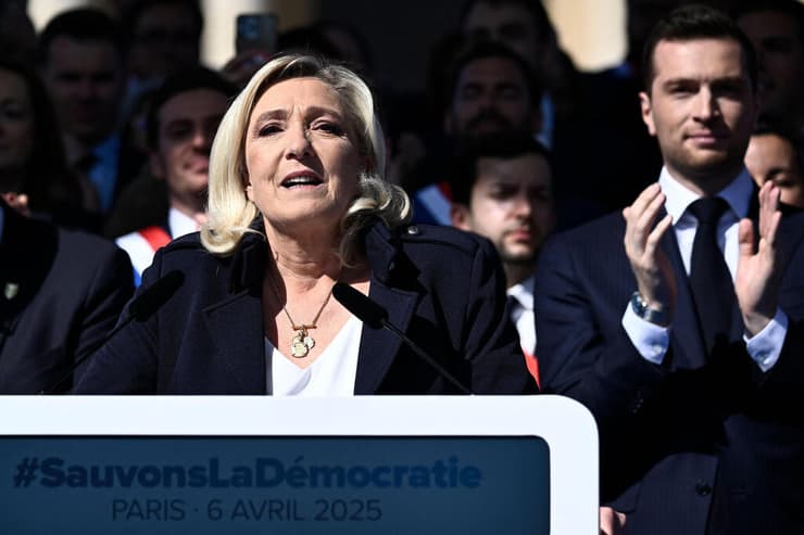 עצרת הימין הקיצוני היום בפריז (צילום: JULIEN DE ROSA / AFP) מרין לה פן עצרת אחרי פסילתה מהמרוץ לנשיאות פריז צרפת