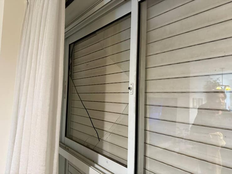 צילום: רוני גרין שאולוב ביתה של תושבת השכונה באשקלון, בעקבות נפילת הרקטה