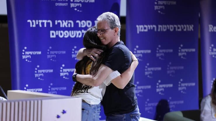 אוניברסיטת רייכמן בעצרת תמיכה במשפחות החטופים בהשתתפות שורד השבי אוהד בן עמי, עידית אהל וענת אנגרסט