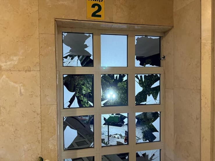 צילום: רוני גרין שאולוב דלת של מרפסת נפלה מקומה עליונה, בשכונה בה נפל הרסיס באשקלון