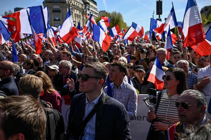 צילום: JULIEN DE ROSA / AFP מרין לה פן עצרת אחרי פסילתה מהמרוץ לנשיאות פריז צרפת