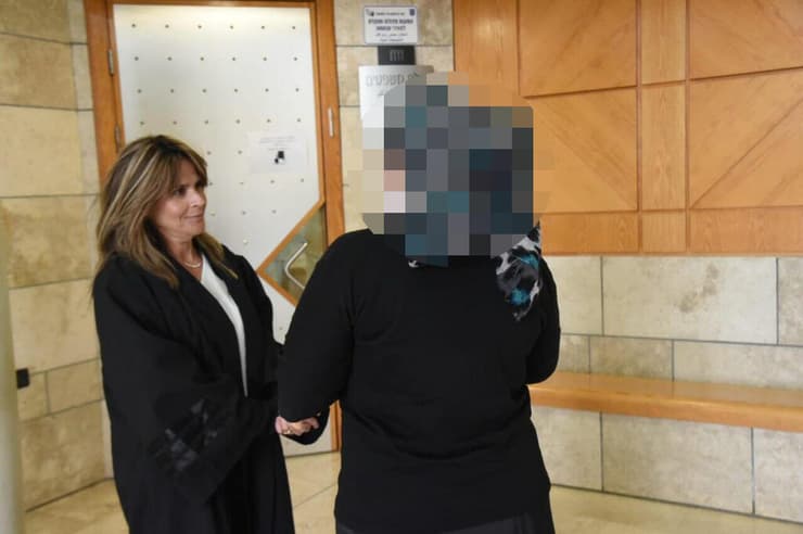 הילה, בדיון בבית המשפט המחוזי בנצרת נגד האסיר עטאללה החשוד שאנס אותה