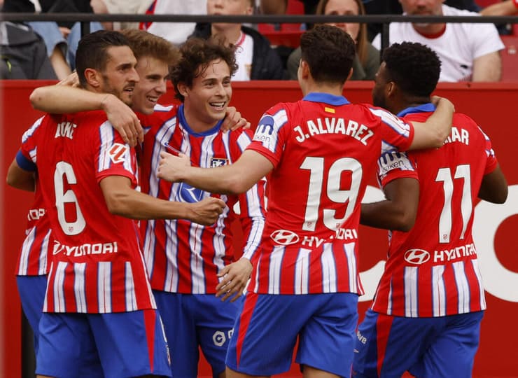 שחקני אתלטיקו חוגגים עם באריוס (צילום: REUTERS/Marcelo Del Pozo) שחקני אתלטיקו חוגגים בסיום