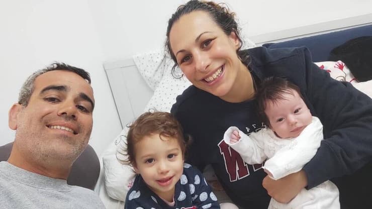 עמרי מירן, אשתו לישי ובנותיהם רוני ועלמא עמרי מירן, אשתו לישי ובנותיהם רוני ועלמא