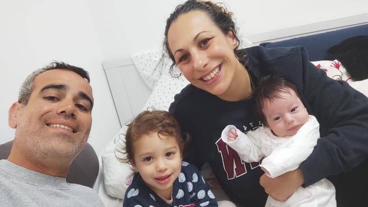 עמרי מירן, אשתו לישי ובנותיהם רוני ועלמא