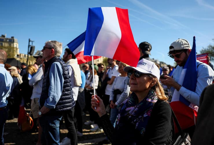 צילום: REUTERS/Gonzalo Fuentes מרין לה פן עצרת אחרי פסילתה מהמרוץ לנשיאות פריז צרפת