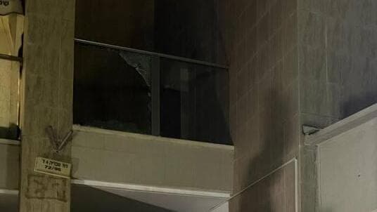 צילום: רוני גרין שאולוב שברי זכוכית בחלונות מרפסת באשקלון בעקבות הנפילה
