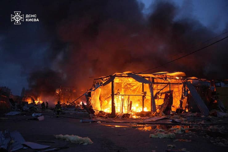 צילום: Handout / STATE EMERGENCY SERVICE OF UKRAINE / AFP נזק ב קייב אוקראינה בעקבות פגיעת טיל רוסי