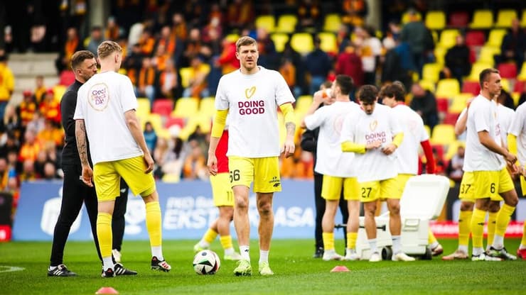 פולין - העלאת המודעות ליום מעשים טובים מול 40 אלף אוהדי כדורגל