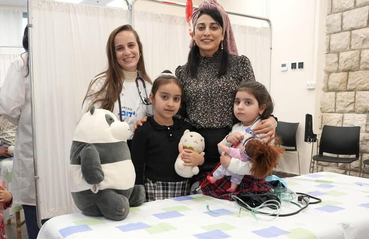 רוני ואודל פרץ יחד עם אמן, ד"ר שירה פרץ, וסטודנטית מהפקולטה לרפואה בצפת שלוקחת חלק במיזם