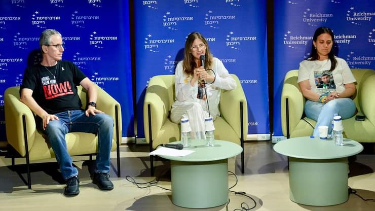 אוניברסיטת רייכמן בעצרת תמיכה במשפחות החטופים בהשתתפות שורד השבי אוהד בן עמי, עידית אהל וענת אנגרסט