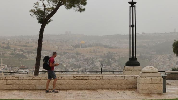 הצפי - אובך בשלישי וברביעי. ירושלים, אתמול (צילום: אלכס קולומויסקי) אובך בירושלים