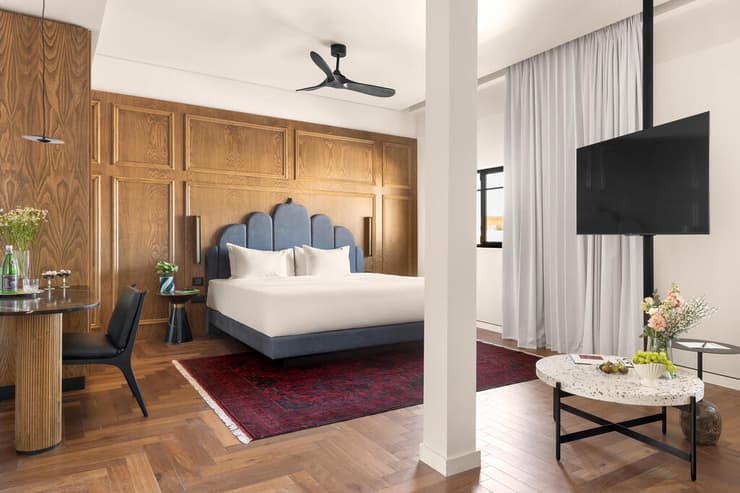 חדר השינה בסוויטה (צילום: מיה אבגר) חדר במלון בזאר