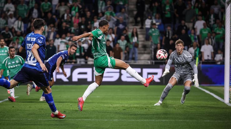 סברינה מחמיץ (צילום: עוז מועלם) שחקן מכבי חיפה קסנדר סברינה