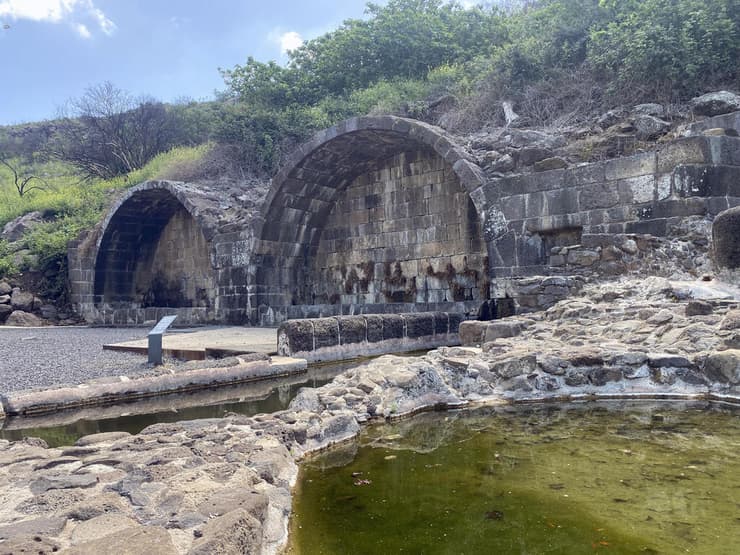 מרכזו של כפר יהודי עתיק. מעיין עין קשתות