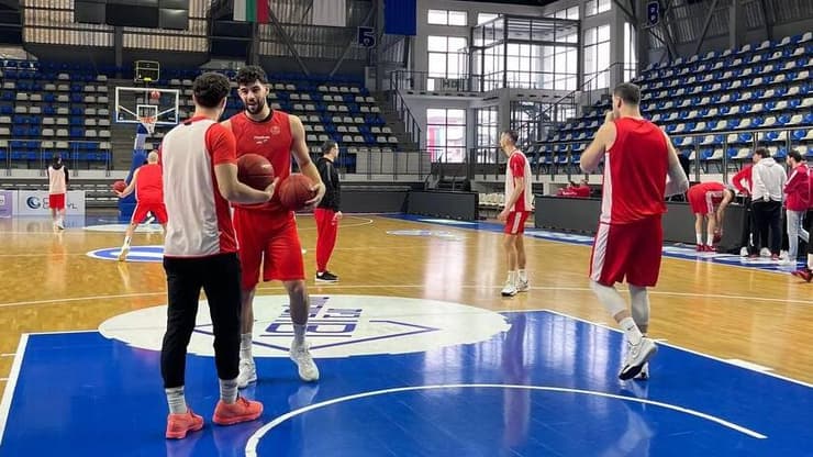 תומר גינת ונועם יעקב באימון המסכם (צילום: אפרת עמורבן) שחקן הפועל ת"א תומר גינת עם נועם יעקב