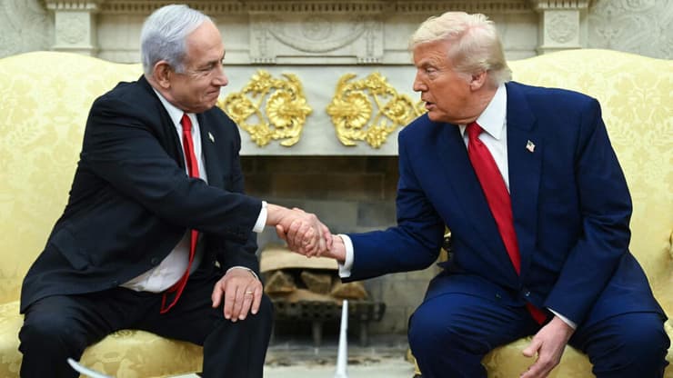 פעולותיו של טראמפ לא נובעות מריב אישי עם נתניהו. הנשיא ורה"מ בבית הלבן (צילום:SAUL LOEB / AFP) ראש הממשלה בנימין נתניהו ונשיא ארה"ב דונלד טראמפ בחדר הסגול
