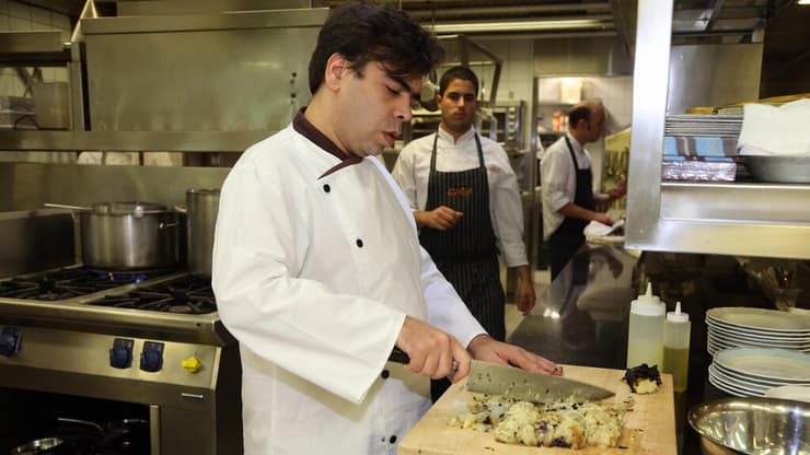 "פארק שעשועים". השף רפי כהן במסעדת רפאל (צילום: יריב כץ) השף רפי כהן במסעדת רפאל