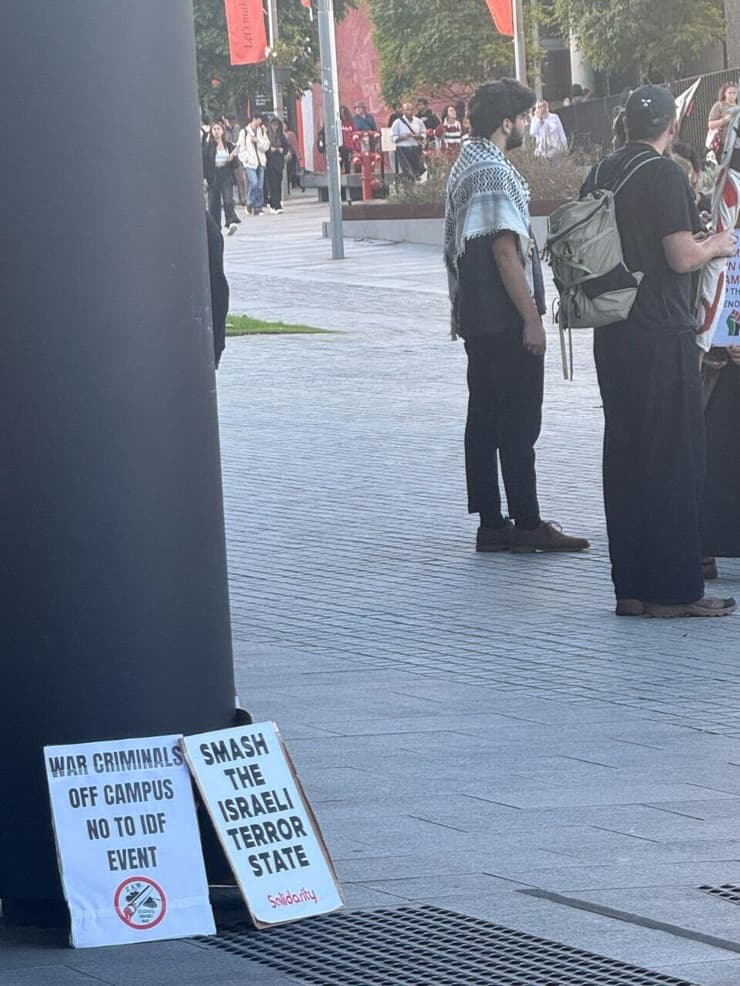 שלטי מחאה נגד המשלחת הישראלית