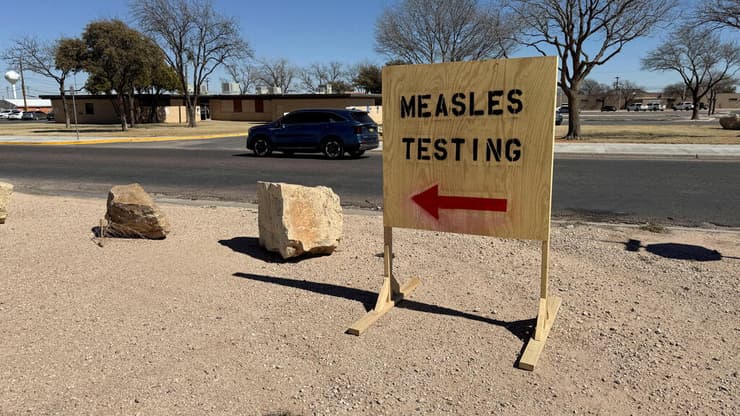 תחנת בדיקת חצבת במחוז גיינס שבטקסס (צילום: REUTERS / Sebastian Rocandio) תחנת בדיקת חצבת במחוז גיינס שבטקסס