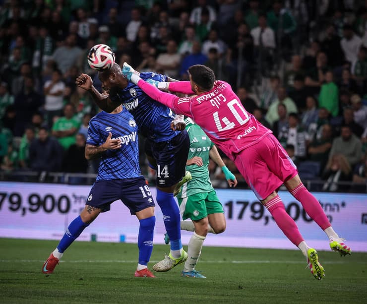 שריף כיוף מכשיל את פול גריטה (צילום: עוז מועלם) שוער מכבי חיפה שריף כיוף מכשיל את שחקן הפועל באר-שבע פול גריטה