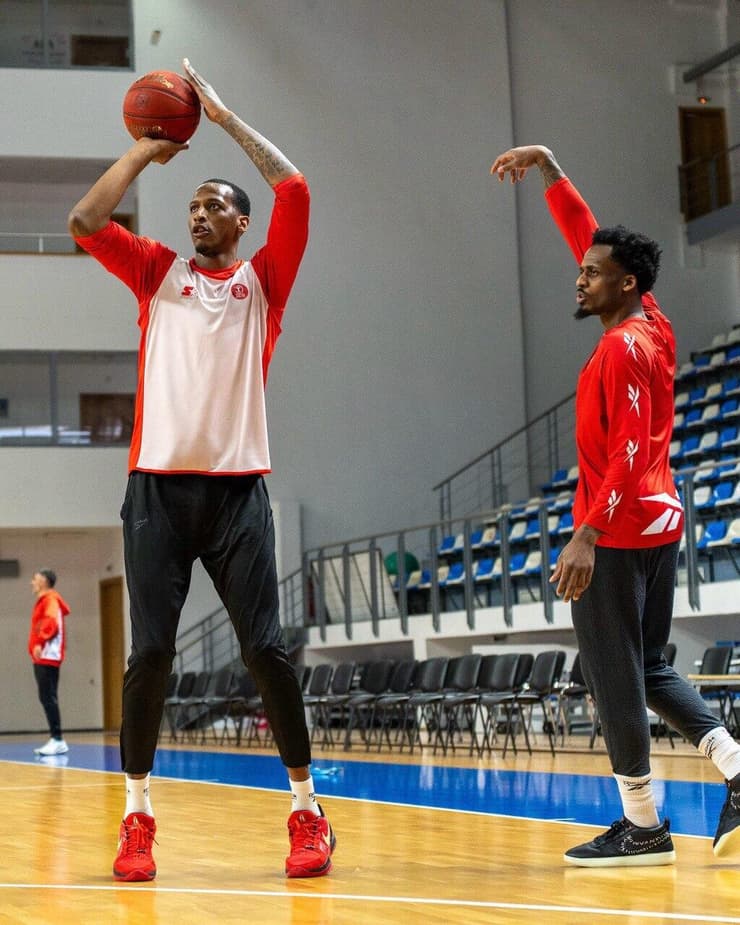 בינגהאם מאפס את הידית (צילום: באדיבות הפועל ת"א) בינגהאם