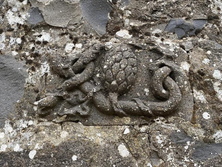 תבליט אתרוג וסימנים יהודיים בחורבת פרג'