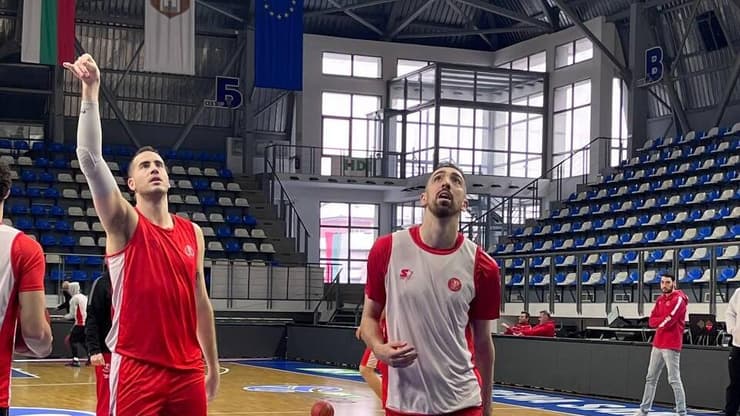 בר טימור ועוז בלייזר (צילום: אפרת עמורבן) שחקן הפועל ת"א בר טימור עם עוז בלייזר