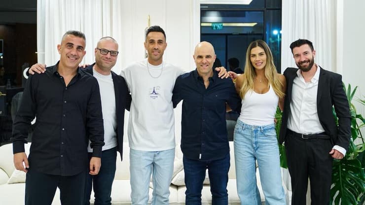 ערן ושי זהבי עם אנשי אלקטרה מגורים אחרי החתימה