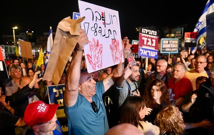 מפגין נגד רונן בר בעצרת בהבימה