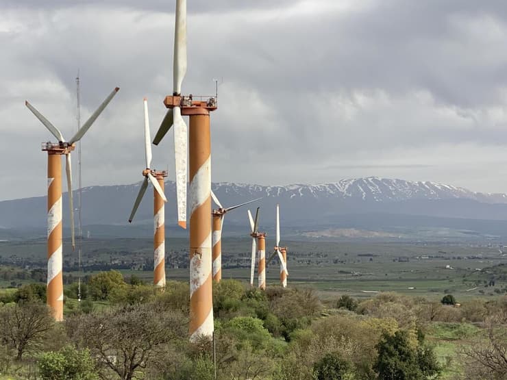 חוות הטורבינות בהר בני רסן, והחרמון ברקע