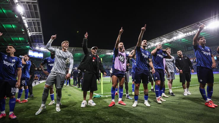 שחקני הפועל באר-שבע חוגגים