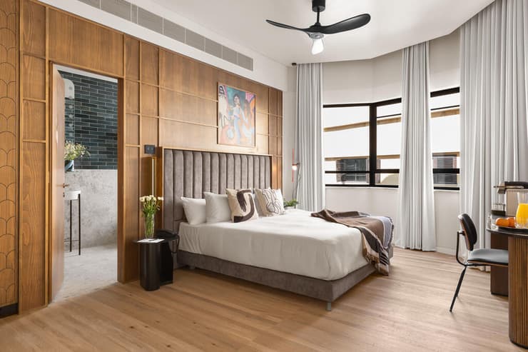 חדר דלקס (צילום: מיה אבגר) חדר במלון בזאר