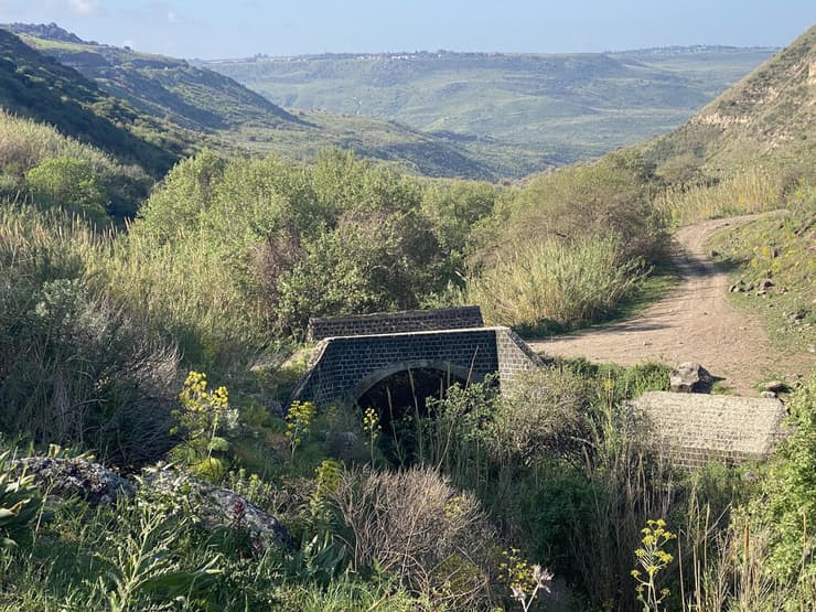ניסיון להטיית מקורות הירדן מישראל. הגשר הסורי מעל נחל סמך