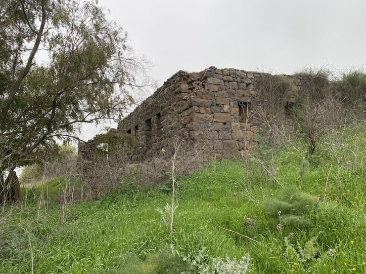 שרידי עיירה יהודית, בין היתר. חורבת פרג'