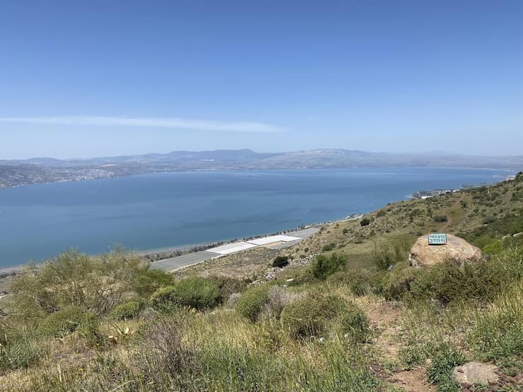 כמעט שם. נוף הכינרת ממצוקי האון ויער מבוא חמה