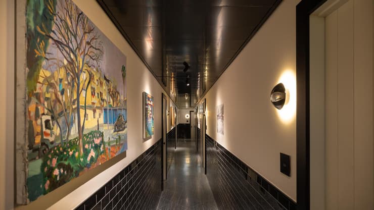 יצירות אמנות במסדרון (צילום: מיה אבגר) מלון בזאר