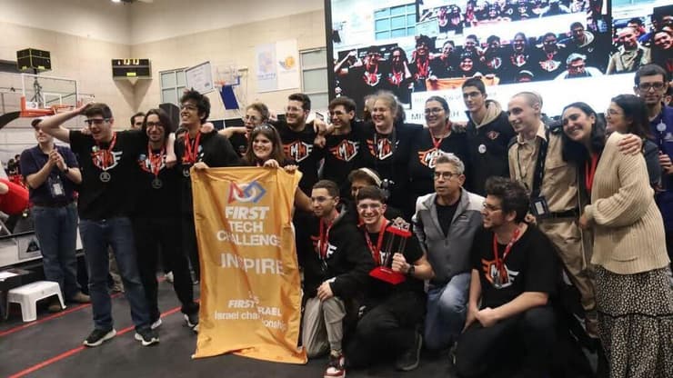 חברי הנבחרת אחרי הזכייה בכרטיס לאליפות העולם נבחרת הרובוטיקה מהנגב