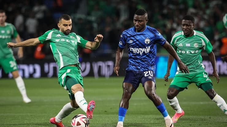 שתי הקבוצות התעוררו לקראת סיום המחצית. מחמוד ג'אבר מול קינגס קאנגווה (צילום: עוז מועלם) שחקן מכבי חיפה מחמוד ג'אבר מול שחקן הפועל באר-שבע קינגס קאנגווה